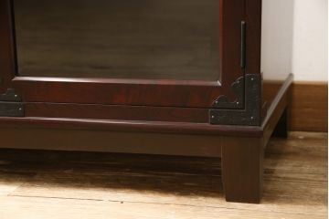 水屋箪笥キャビネットをリペア&カスタム!希望の高さにカットした脚を取り付け。新材使用の脚はリペア後の本体に合わせて着色。(食器棚、戸棚、収納棚、飾り棚)