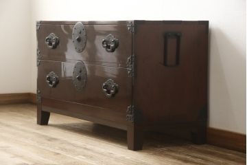 米沢箪笥をリペア&カスタム!当店商品を参考に脚を取付け、天板を内側から補強。現状のお品物に合わせて1トーン程落ち着いた色に着色。(和たんす、収納箪笥、時代箪笥、整理タンス)