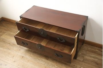 米沢箪笥をリペア&カスタム!当店商品を参考に脚を取付け、天板を内側から補強。現状のお品物に合わせて1トーン程落ち着いた色に着色。(和たんす、収納箪笥、時代箪笥、整理タンス)