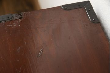 米沢箪笥をリペア&カスタム!当店商品を参考に脚を取付け、天板を内側から補強。現状のお品物に合わせて1トーン程落ち着いた色に着色。(和たんす、収納箪笥、時代箪笥、整理タンス)