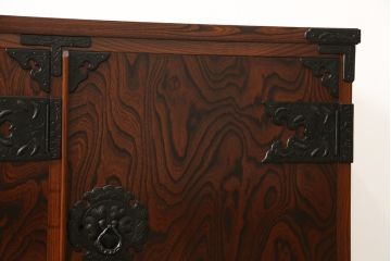 サイドボードをリペア&カスタム!配線用穴あけ加工を施し、お盆2杯・棚板1枚製作。色味は現状のお品物に合わせて着色。(ローボード、サイドキャビネット、収納棚、戸棚、テレビ台、着物箪笥)