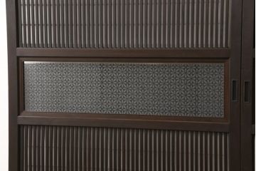 格子戸2枚をリペア&カスタム!既存のガラスを当店オリジナルの花菱紋様ガラスに差し替え。欠損した裏障子は新たに製作し、障子はプラスチック障子紙に張り替え。色味はディープブラウン色に近しい色味で着色。(障子戸、引き戸)