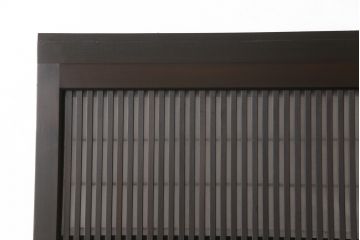 格子戸2枚をリペア&カスタム!既存のガラスを当店オリジナルの花菱紋様ガラスに差し替え。欠損した裏障子は新たに製作し、障子はプラスチック障子紙に張り替え。色味はディープブラウン色に近しい色味で着色。(障子戸、引き戸)