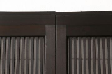 格子戸2枚をリペア&カスタム!既存のガラスを当店オリジナルの花菱紋様ガラスに差し替え。欠損した裏障子は新たに製作し、障子はプラスチック障子紙に張り替え。色味はディープブラウン色に近しい色味で着色。(障子戸、引き戸)