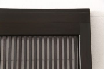 格子戸2枚をリペア&カスタム!既存のガラスを当店オリジナルの花菱紋様ガラスに差し替え。欠損した裏障子は新たに製作し、障子はプラスチック障子紙に張り替え。色味はディープブラウン色に近しい色味で着色。(障子戸、引き戸)