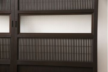 格子戸2枚をリペア&カスタム!既存のガラスを当店オリジナルの花菱紋様ガラスに差し替え。欠損した裏障子は新たに製作し、障子はプラスチック障子紙に張り替え。色味はディープブラウン色に近しい色味で着色。(障子戸、引き戸)