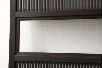 格子戸2枚をリペア&カスタム!既存のガラスを当店オリジナルの花菱紋様ガラスに差し替え。欠損した裏障子は新たに製作し、障子はプラスチック障子紙に張り替え。色味はディープブラウン色に近しい色味で着色。(障子戸、引き戸)