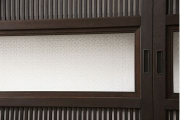 格子戸2枚をリペア&カスタム!既存のガラスを当店オリジナルの花菱紋様ガラスに差し替え。欠損した裏障子は新たに製作し、障子はプラスチック障子紙に張り替え。色味はディープブラウン色に近しい色味で着色。(障子戸、引き戸)