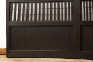 格子戸2枚をリペア&カスタム!既存のガラスを当店オリジナルの花菱紋様ガラスに差し替え。欠損した裏障子は新たに製作し、障子はプラスチック障子紙に張り替え。色味はディープブラウン色に近しい色味で着色。(障子戸、引き戸)