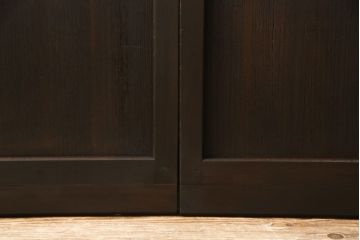 格子戸2枚をリペア&カスタム!既存のガラスを当店オリジナルの花菱紋様ガラスに差し替え。欠損した裏障子は新たに製作し、障子はプラスチック障子紙に張り替え。色味はディープブラウン色に近しい色味で着色。(障子戸、引き戸)