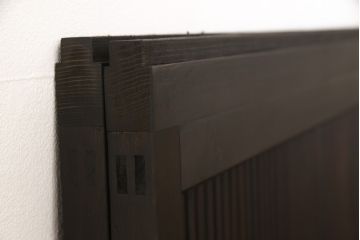 格子戸2枚をリペア&カスタム!既存のガラスを当店オリジナルの花菱紋様ガラスに差し替え。欠損した裏障子は新たに製作し、障子はプラスチック障子紙に張り替え。色味はディープブラウン色に近しい色味で着色。(障子戸、引き戸)