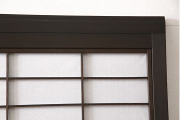 格子戸2枚をリペア&カスタム!既存のガラスを当店オリジナルの花菱紋様ガラスに差し替え。欠損した裏障子は新たに製作し、障子はプラスチック障子紙に張り替え。色味はディープブラウン色に近しい色味で着色。(障子戸、引き戸)