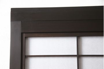 格子戸2枚をリペア&カスタム!既存のガラスを当店オリジナルの花菱紋様ガラスに差し替え。欠損した裏障子は新たに製作し、障子はプラスチック障子紙に張り替え。色味はディープブラウン色に近しい色味で着色。(障子戸、引き戸)