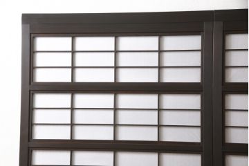 格子戸2枚をリペア&カスタム!既存のガラスを当店オリジナルの花菱紋様ガラスに差し替え。欠損した裏障子は新たに製作し、障子はプラスチック障子紙に張り替え。色味はディープブラウン色に近しい色味で着色。(障子戸、引き戸)