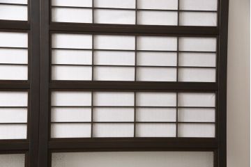 格子戸2枚をリペア&カスタム!既存のガラスを当店オリジナルの花菱紋様ガラスに差し替え。欠損した裏障子は新たに製作し、障子はプラスチック障子紙に張り替え。色味はディープブラウン色に近しい色味で着色。(障子戸、引き戸)