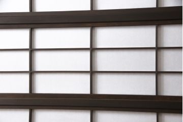 格子戸2枚をリペア&カスタム!既存のガラスを当店オリジナルの花菱紋様ガラスに差し替え。欠損した裏障子は新たに製作し、障子はプラスチック障子紙に張り替え。色味はディープブラウン色に近しい色味で着色。(障子戸、引き戸)