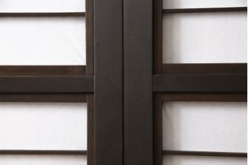 格子戸2枚をリペア&カスタム!既存のガラスを当店オリジナルの花菱紋様ガラスに差し替え。欠損した裏障子は新たに製作し、障子はプラスチック障子紙に張り替え。色味はディープブラウン色に近しい色味で着色。(障子戸、引き戸)