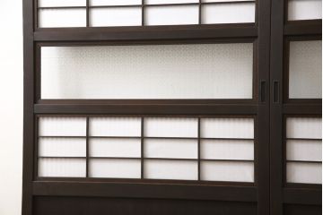 格子戸2枚をリペア&カスタム!既存のガラスを当店オリジナルの花菱紋様ガラスに差し替え。欠損した裏障子は新たに製作し、障子はプラスチック障子紙に張り替え。色味はディープブラウン色に近しい色味で着色。(障子戸、引き戸)