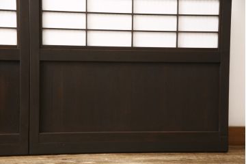 格子戸2枚をリペア&カスタム!既存のガラスを当店オリジナルの花菱紋様ガラスに差し替え。欠損した裏障子は新たに製作し、障子はプラスチック障子紙に張り替え。色味はディープブラウン色に近しい色味で着色。(障子戸、引き戸)