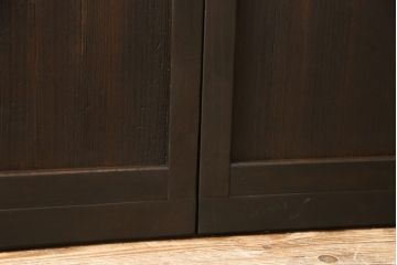 格子戸2枚をリペア&カスタム!既存のガラスを当店オリジナルの花菱紋様ガラスに差し替え。欠損した裏障子は新たに製作し、障子はプラスチック障子紙に張り替え。色味はディープブラウン色に近しい色味で着色。(障子戸、引き戸)