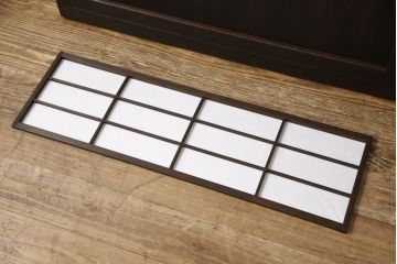 格子戸2枚をリペア&カスタム!既存のガラスを当店オリジナルの花菱紋様ガラスに差し替え。欠損した裏障子は新たに製作し、障子はプラスチック障子紙に張り替え。色味はディープブラウン色に近しい色味で着色。(障子戸、引き戸)