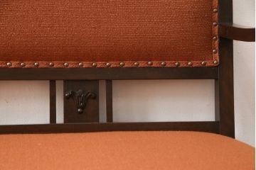 2人掛けアームソファをリペア&カスタム!ご希望の生地で座面を張り替え、クッションを硬めに仕上げ、鋲を交換。木製部分の色味は現状をベースにして1トーン程落ち着いた色味に着色。(二人掛け、ベンチ)