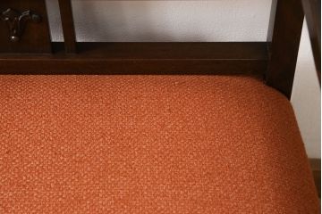 2人掛けアームソファをリペア&カスタム!ご希望の生地で座面を張り替え、クッションを硬めに仕上げ、鋲を交換。木製部分の色味は現状をベースにして1トーン程落ち着いた色味に着色。(二人掛け、ベンチ)