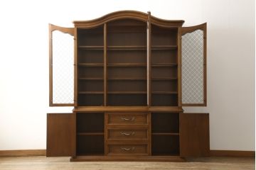 チャイナキャビネットをリペア&カスタム!背面の鏡を取り外し木材へ変更し、本体の色味に合わせた塗装。棚板を追加で製作し、本体・棚板は現状の色味を活かして仕上げ。(食器棚、飾り棚、収納棚、カップボード)