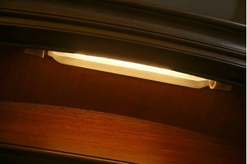 チャイナキャビネットをリペア&カスタム!背面の鏡を取り外し木材へ変更し、本体の色味に合わせた塗装。棚板を追加で製作し、本体・棚板は現状の色味を活かして仕上げ。(食器棚、飾り棚、収納棚、カップボード)