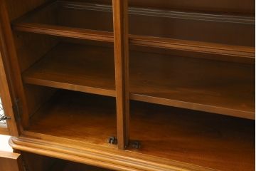 チャイナキャビネットをリペア&カスタム!背面の鏡を取り外し木材へ変更し、本体の色味に合わせた塗装。棚板を追加で製作し、本体・棚板は現状の色味を活かして仕上げ。(食器棚、飾り棚、収納棚、カップボード)
