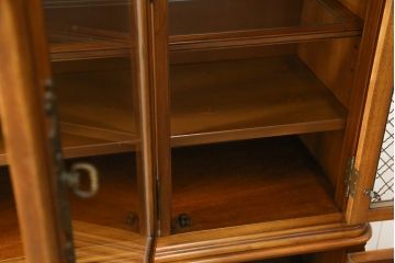 チャイナキャビネットをリペア&カスタム!背面の鏡を取り外し木材へ変更し、本体の色味に合わせた塗装。棚板を追加で製作し、本体・棚板は現状の色味を活かして仕上げ。(食器棚、飾り棚、収納棚、カップボード)