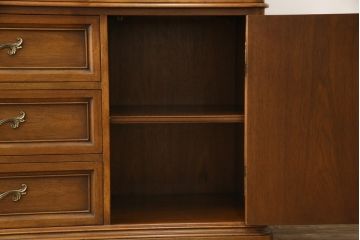 チャイナキャビネットをリペア&カスタム!背面の鏡を取り外し木材へ変更し、本体の色味に合わせた塗装。棚板を追加で製作し、本体・棚板は現状の色味を活かして仕上げ。(食器棚、飾り棚、収納棚、カップボード)
