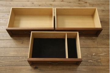 チャイナキャビネットをリペア&カスタム!背面の鏡を取り外し木材へ変更し、本体の色味に合わせた塗装。棚板を追加で製作し、本体・棚板は現状の色味を活かして仕上げ。(食器棚、飾り棚、収納棚、カップボード)
