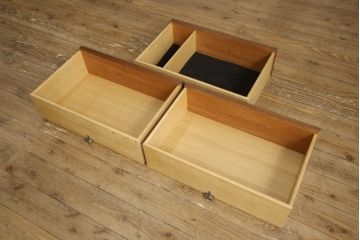 チャイナキャビネットをリペア&カスタム!背面の鏡を取り外し木材へ変更し、本体の色味に合わせた塗装。棚板を追加で製作し、本体・棚板は現状の色味を活かして仕上げ。(食器棚、飾り棚、収納棚、カップボード)