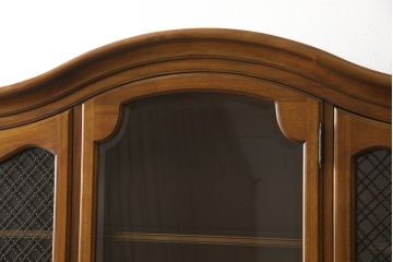 チャイナキャビネットをリペア&カスタム!背面の鏡を取り外し木材へ変更し、本体の色味に合わせた塗装。棚板を追加で製作し、本体・棚板は現状の色味を活かして仕上げ。(食器棚、飾り棚、収納棚、カップボード)