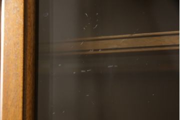 チャイナキャビネットをリペア&カスタム!背面の鏡を取り外し木材へ変更し、本体の色味に合わせた塗装。棚板を追加で製作し、本体・棚板は現状の色味を活かして仕上げ。(食器棚、飾り棚、収納棚、カップボード)