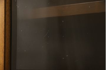 チャイナキャビネットをリペア&カスタム!背面の鏡を取り外し木材へ変更し、本体の色味に合わせた塗装。棚板を追加で製作し、本体・棚板は現状の色味を活かして仕上げ。(食器棚、飾り棚、収納棚、カップボード)