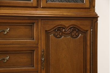 チャイナキャビネットをリペア&カスタム!背面の鏡を取り外し木材へ変更し、本体の色味に合わせた塗装。棚板を追加で製作し、本体・棚板は現状の色味を活かして仕上げ。(食器棚、飾り棚、収納棚、カップボード)