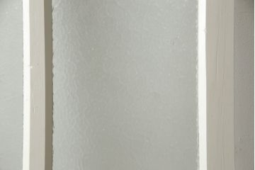 木製ドアをリペア&カスタム!ドアノブ・丁番取り付け、ドアポストを穴埋め、ルームプレート取り外し。アール型の内壁に合わせた戸枠製作。全体をアンティークホワイトに着色。(木製扉、ガラス扉)