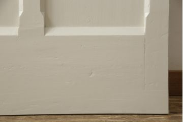木製ドアをリペア&カスタム!ドアノブ・丁番取り付け、ドアポストを穴埋め、ルームプレート取り外し。アール型の内壁に合わせた戸枠製作。全体をアンティークホワイトに着色。(木製扉、ガラス扉)