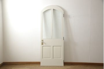 木製ドアをリペア&カスタム!ドアノブ・丁番取り付け、ドアポストを穴埋め、ルームプレート取り外し。アール型の内壁に合わせた戸枠製作。全体をアンティークホワイトに着色。(木製扉、ガラス扉)