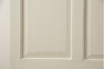 木製ドアをリペア&カスタム!ドアノブ・丁番取り付け、ドアポストを穴埋め、ルームプレート取り外し。アール型の内壁に合わせた戸枠製作。全体をアンティークホワイトに着色。(木製扉、ガラス扉)