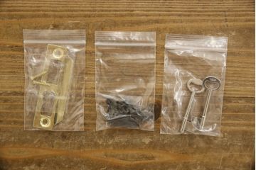 木製ドアをリペア&カスタム!ドアノブ・丁番取り付け、ドアポストを穴埋め、ルームプレート取り外し。アール型の内壁に合わせた戸枠製作。全体をアンティークホワイトに着色。(木製扉、ガラス扉)