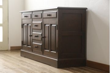 サイドボードをリペア&カスタム!天板は当店商品を参考に凹み部分に黒御影石を載せて仕上げ。(収納棚、戸棚、キャビネット)