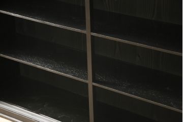 サイドボードをリペア&カスタム!天板は凹んでいる部分を平らにし、本体は現状に合わせて1トーン程落ち着いた色に着色。(飾り棚)