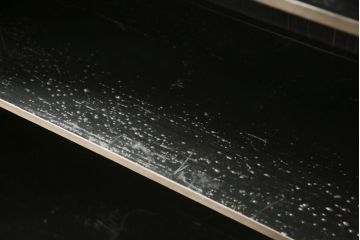 サイドボードをリペア&カスタム!天板は凹んでいる部分を平らにし、本体は現状に合わせて1トーン程落ち着いた色に着色。(飾り棚)