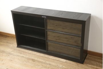 サイドボードをリペア&カスタム!天板は凹んでいる部分を平らにし、本体は現状に合わせて1トーン程落ち着いた色に着色。(飾り棚)