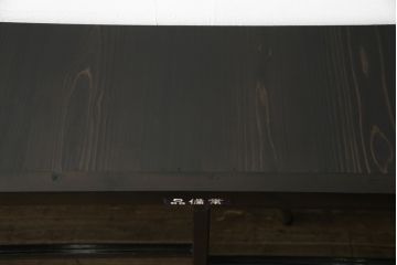 サイドボードをリペア&カスタム!天板は凹んでいる部分を平らにし、本体は現状に合わせて1トーン程落ち着いた色に着色。(飾り棚)