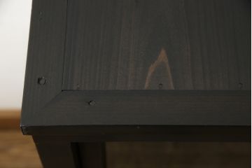 サイドボードをリペア&カスタム!天板は凹んでいる部分を平らにし、本体は現状に合わせて1トーン程落ち着いた色に着色。(飾り棚)