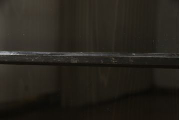 サイドボードをリペア&カスタム!天板は凹んでいる部分を平らにし、本体は現状に合わせて1トーン程落ち着いた色に着色。(飾り棚)